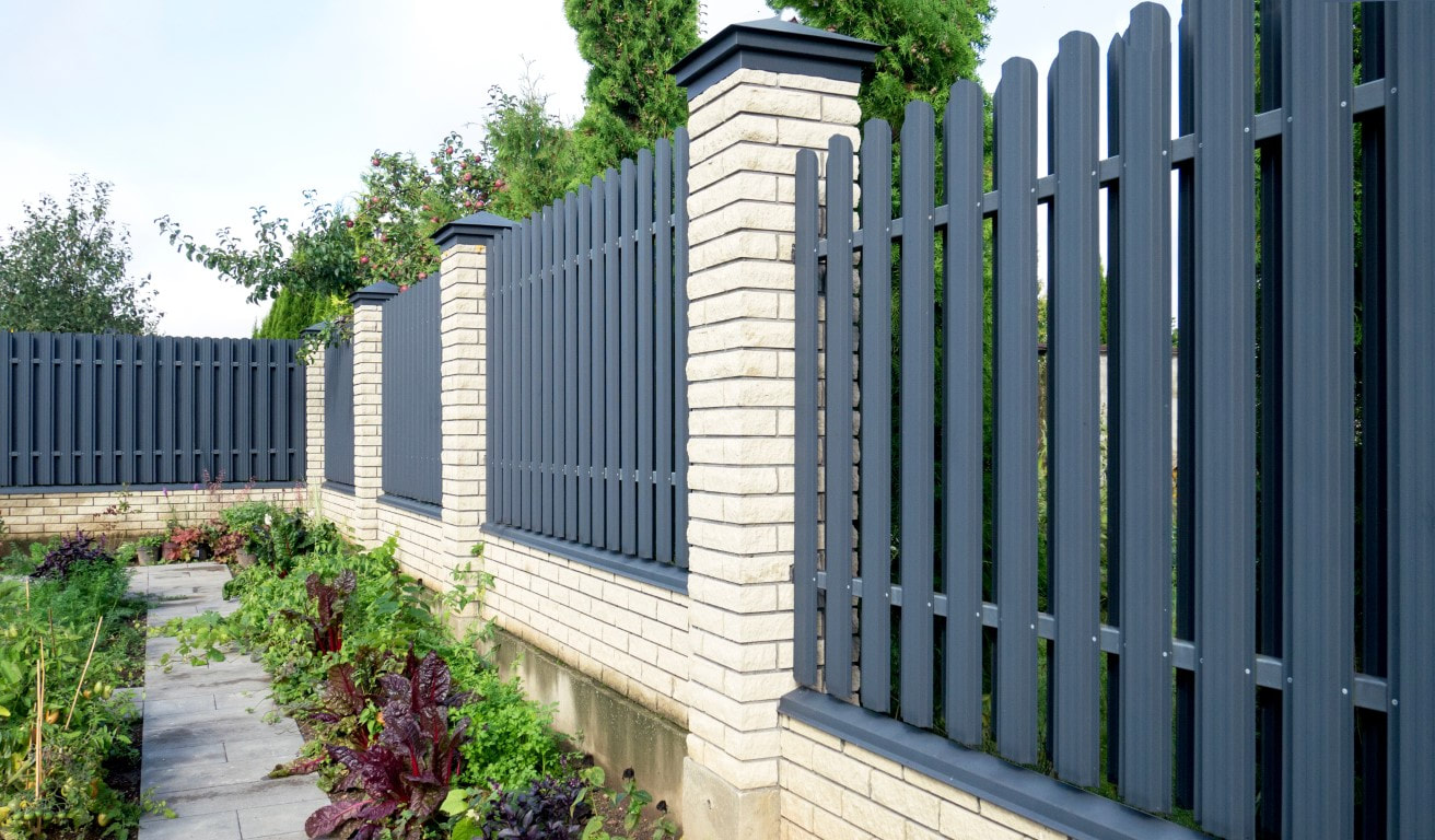 An image of an aluminum fence design